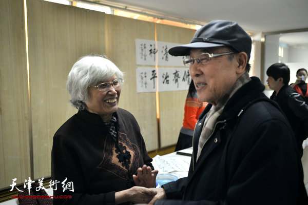 刘春雨与李清和在现场交流。