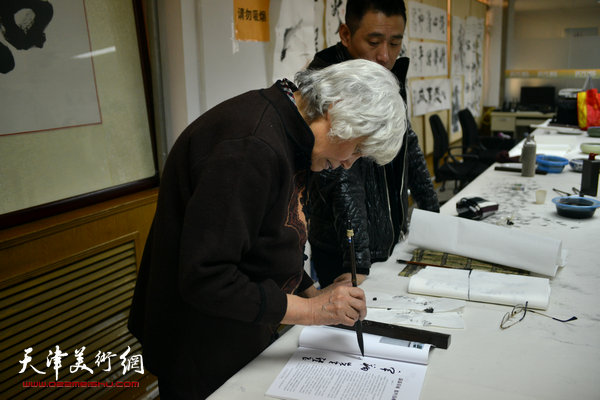刘春雨在现场为来宾签名。