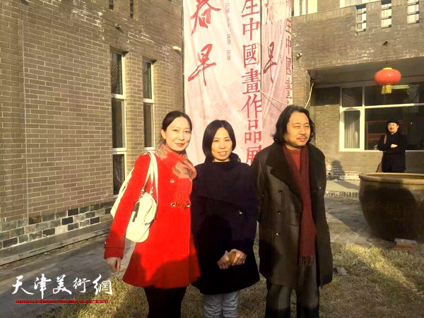图为贾广健夫妇与学生主峰在画展现场。