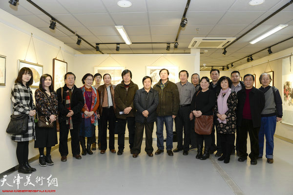 图为天津美协副主席史振岭、秘书长李耀春、美展部主任张福有与部分参展画家画家在画展现场。