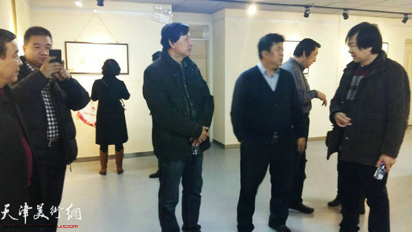 图为李戈、史振岭、尚德福、张福有、王祎在画展现场