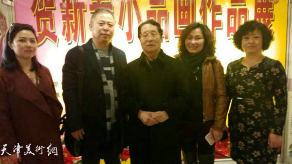 著名画家韩文来与画家陈衍胜、韩晖、刘美艳、王霞 在画展现场