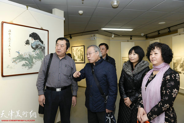 著名画家王金厚、孙玉河、王体强、刘美艳、杜松兰在画展现场