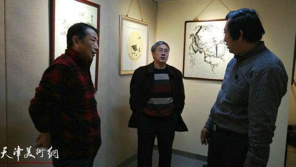 市群艺馆美影部主任雷平、郝金宝与孙玉河院长在画展现场