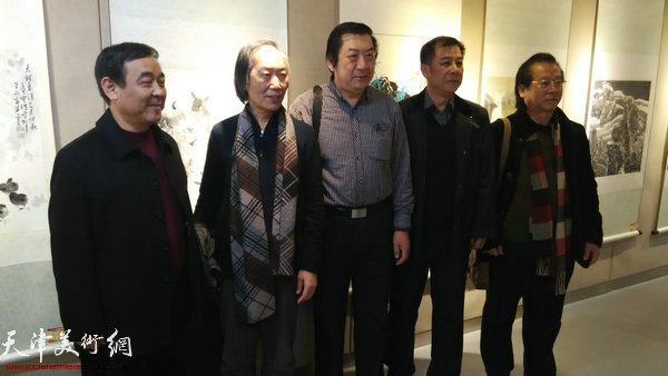 图为左起：尚德福、王佩翔、孙玉河、王体强、吕宝珠五位画家在画展现场