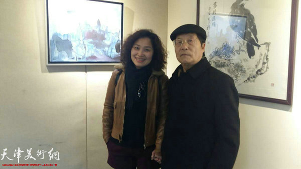 图为著名画家韩文来先生与韩晖教授在画展现场