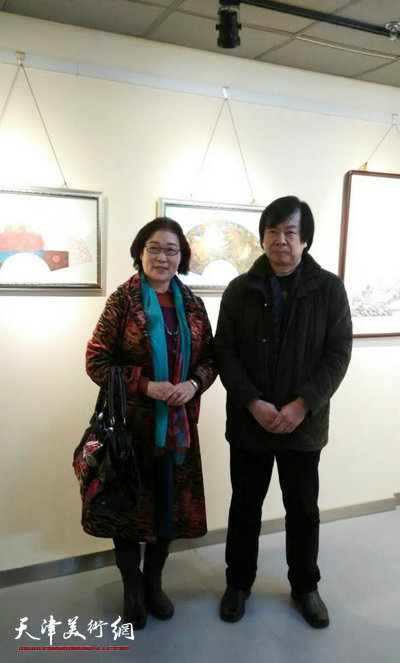 著名画家史振岭、王俊英在画展现场