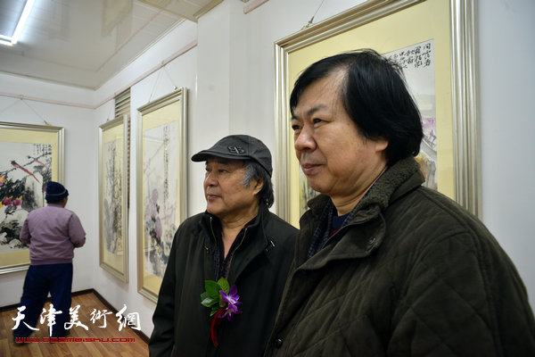 图为郭书仁、史振岭在画展现场。