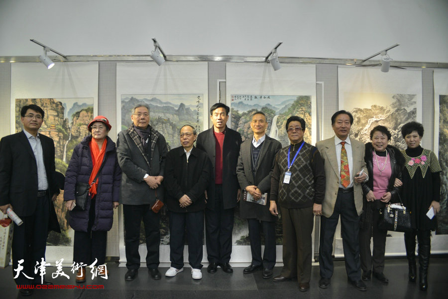 曲学真、刘家城与河南来的嘉宾以及张俊屹、赵玉森等在画展现场。