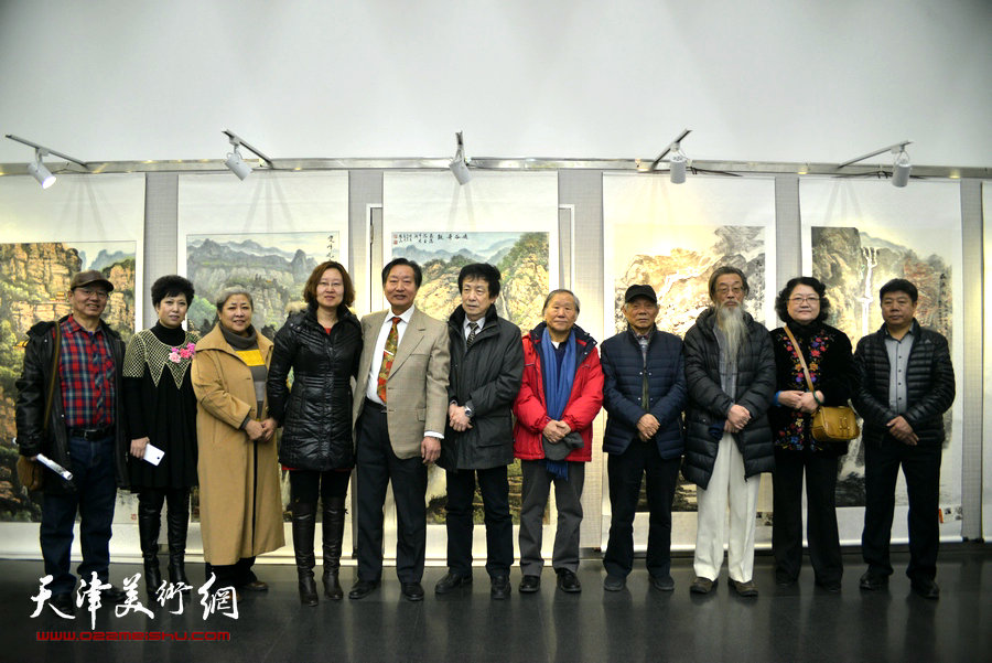 曲学真、刘家城与纪振民、姬俊尧、刘克仁、刘正、张养峰、阎惠芬等在画展现场。
