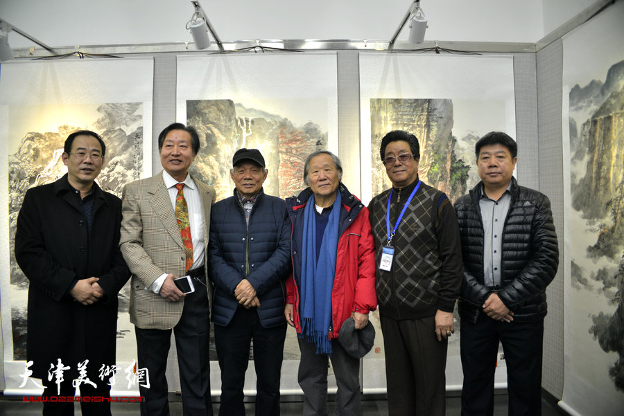 曲学真、刘家城与纪振民、姬俊尧、卞昭宏、张养峰在画展现场。
