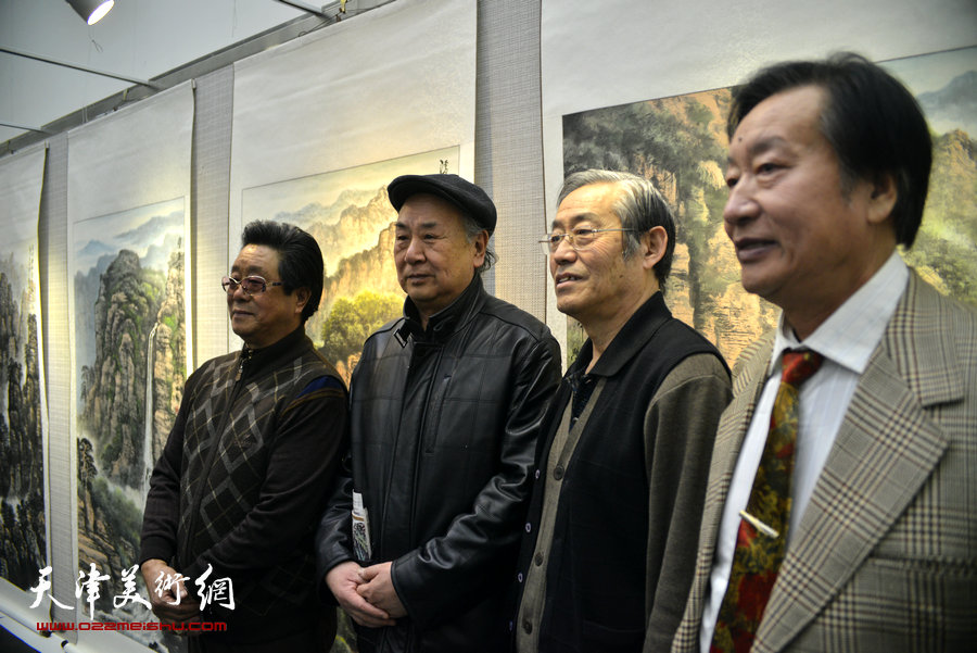 曲学真、刘家城与高振恒、王振德在画展现场。