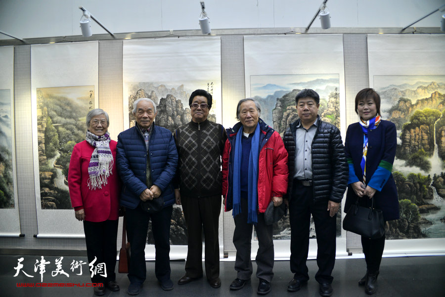 曲学真、刘家城与纪振民、姬俊尧、董云华、李澜、张养峰在画展现场。