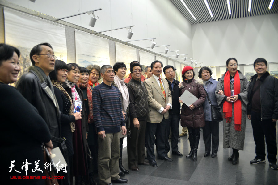 曲学真、刘家城与观众在画展现场。