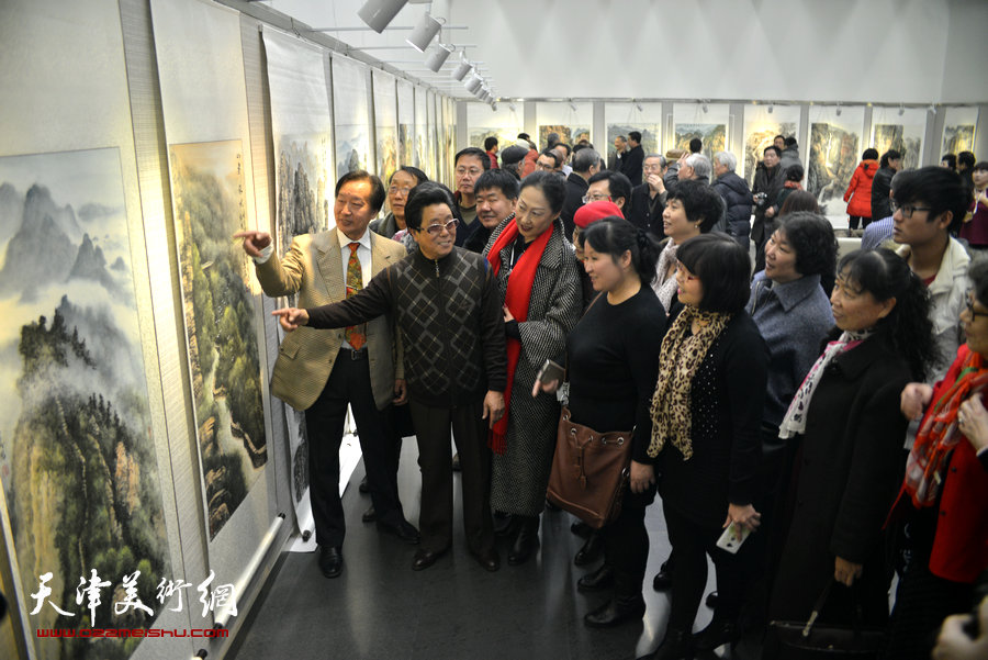 曲学真、刘家城与观众在欣赏画作。