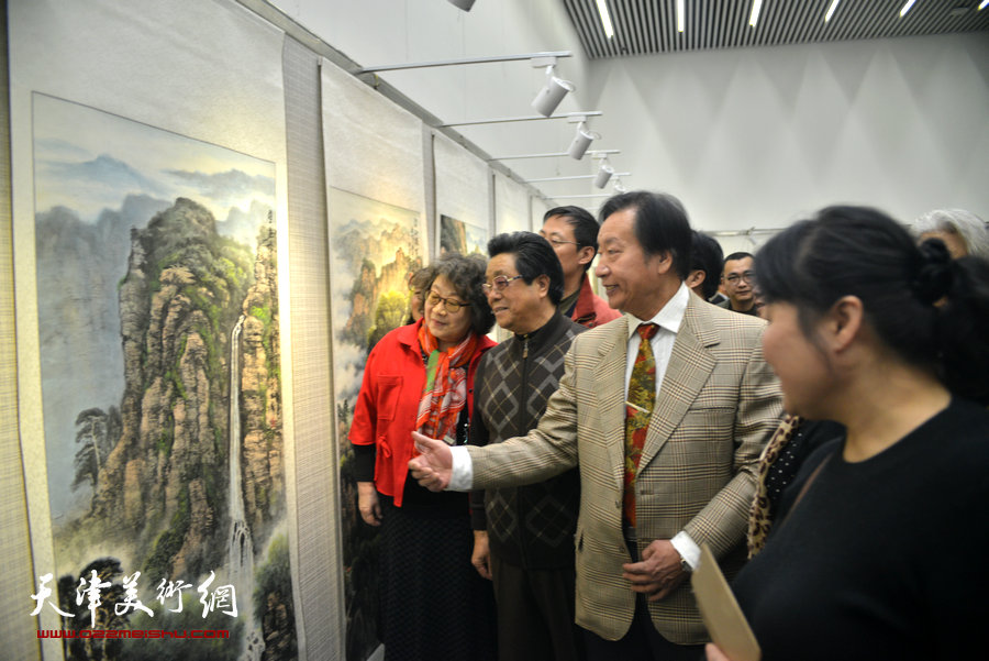 曲学真、刘家城与观众在欣赏画作。