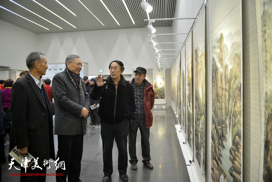 赵玉森、李岳林、曹剑英等在观赏作品。