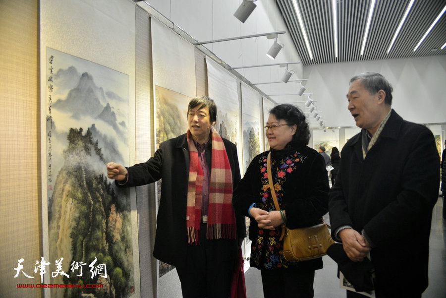 刘正、陈元龙等在观赏作品。