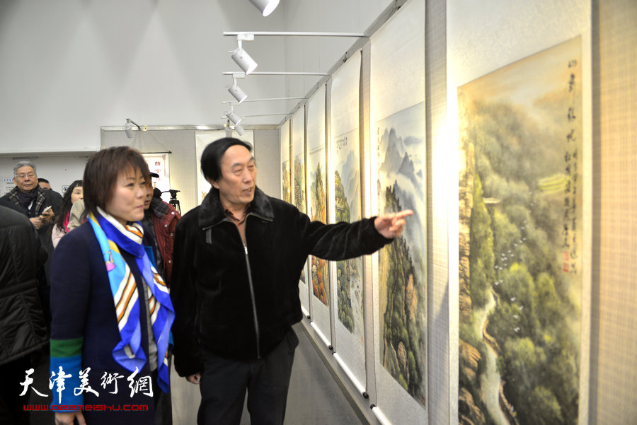 李岳林、李澜在观赏作品。