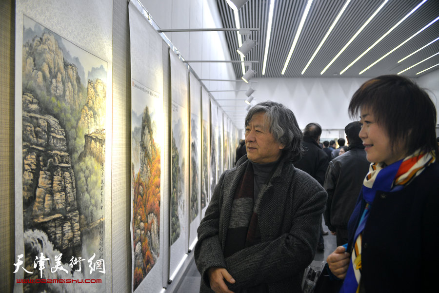 刘向东、李澜在观赏作品。