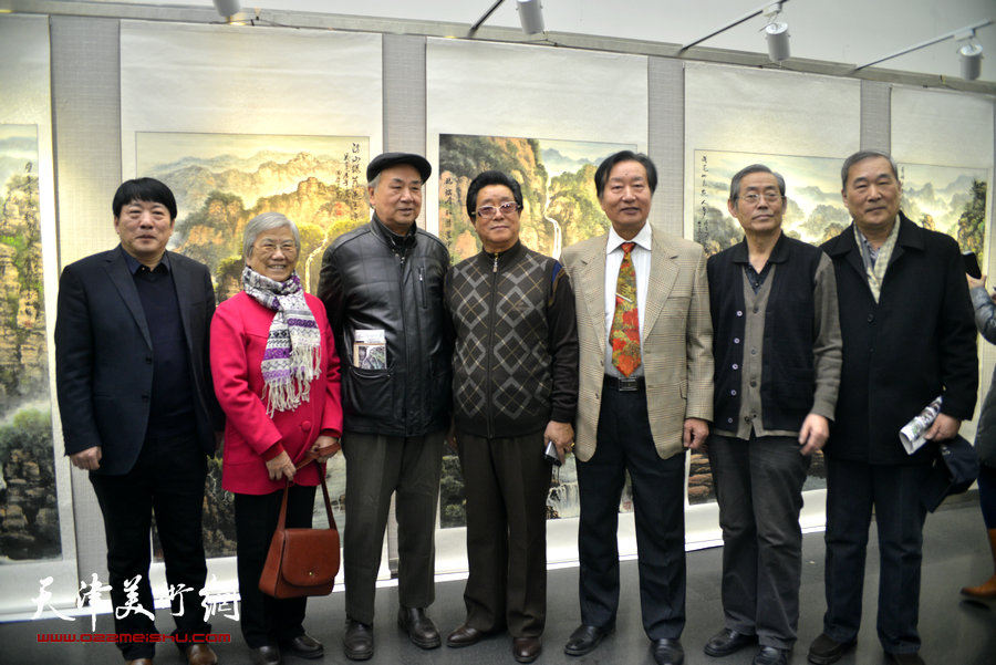 曲学真、刘家城与高振恒、王振德、董云华、高原春在画展现场。