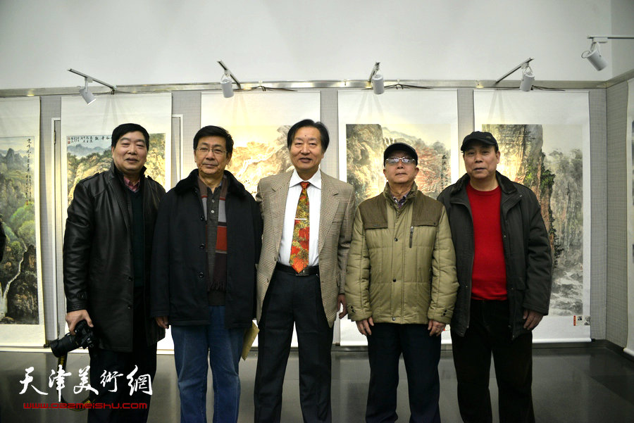 郭凤祥、刘家诚等在画展现场。