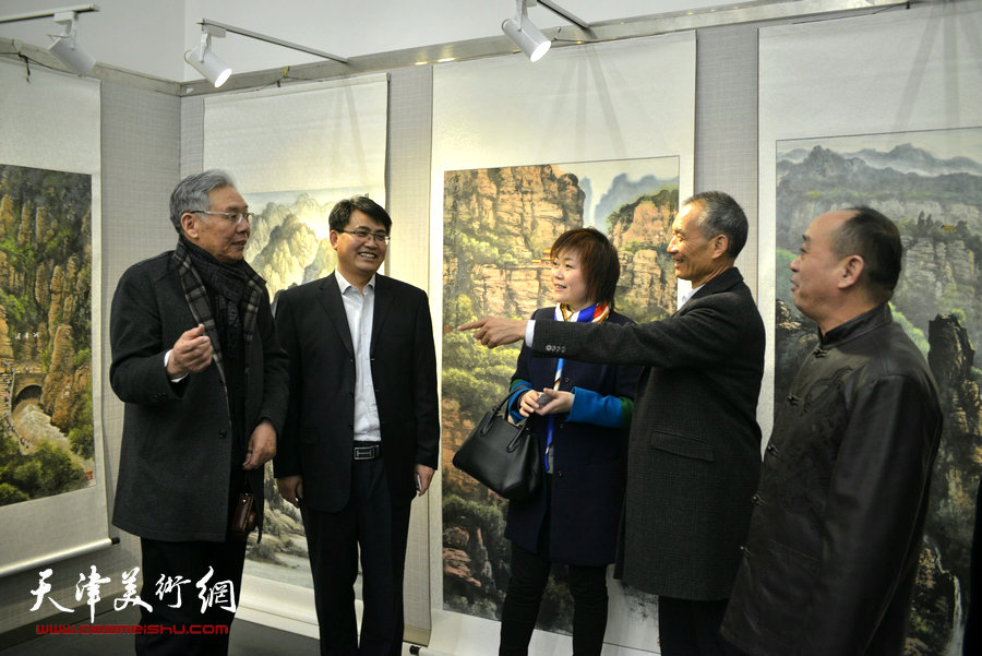 赵玉森与来宾在画展现场交流。