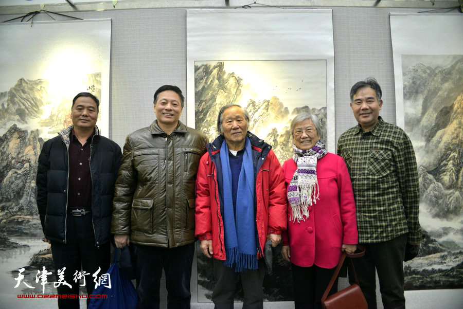姬俊尧、邢立宏、董云华、闫维远在画展现场。