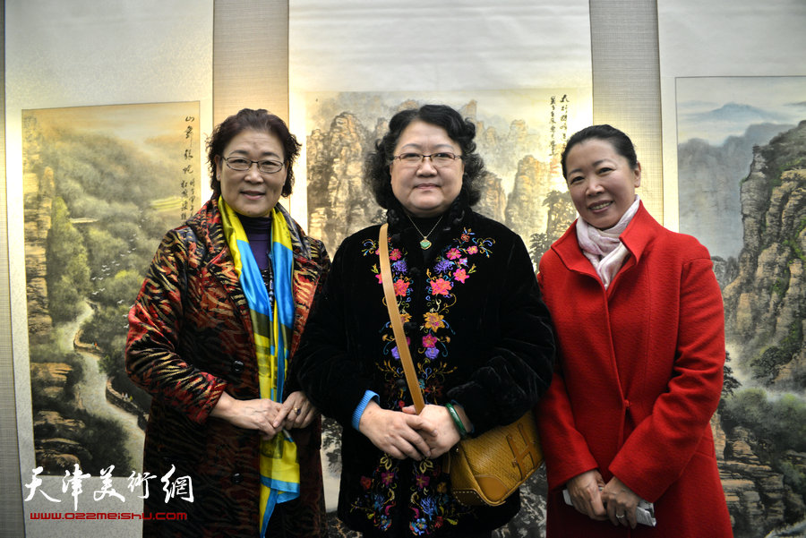 刘正、余澍梅、王俊英在画展现场。