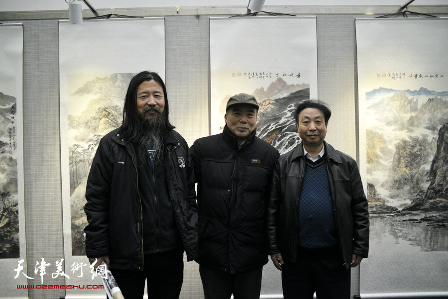 刘云生、梁旭华在画展现场。