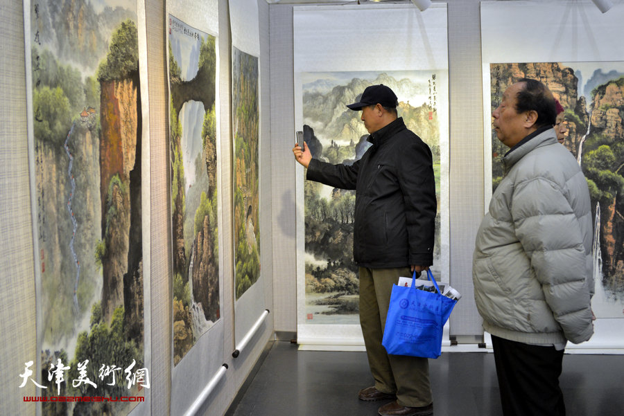 “钟灵豫秀·曲学真、刘家城中原山水写生展”现场。