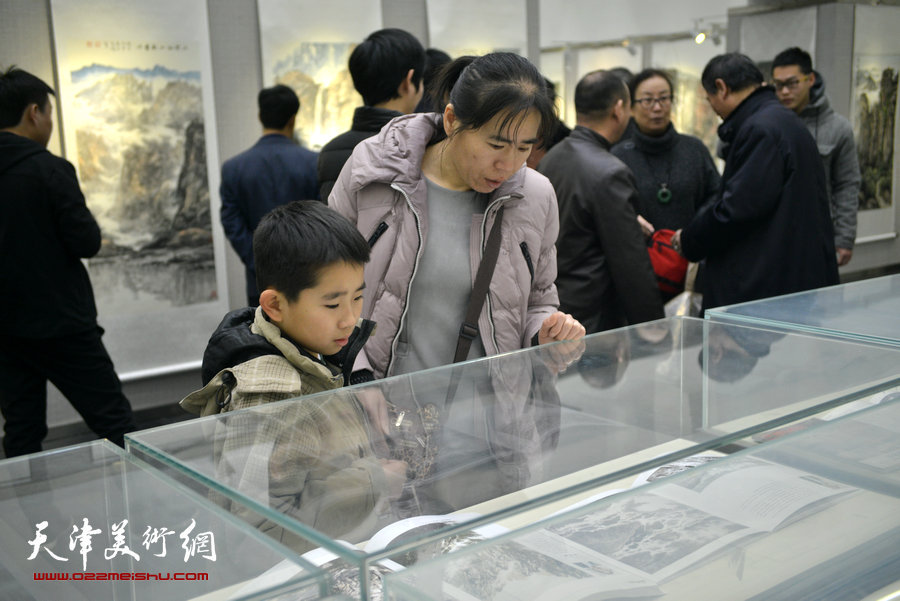 “钟灵豫秀·曲学真、刘家城中原山水写生展”现场。