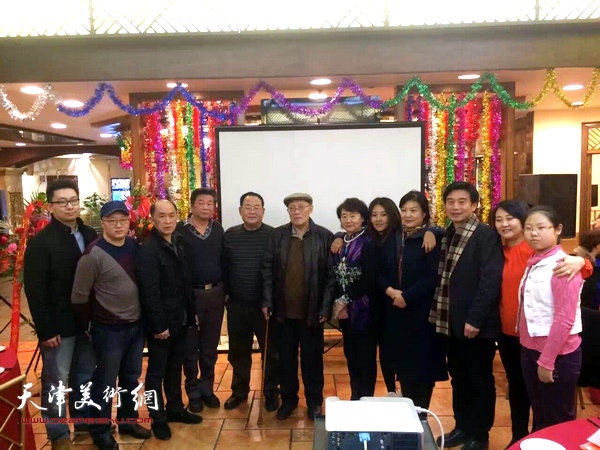 孙其峰先生家人孙长康、孙岩、孙瑜与来宾在一起。