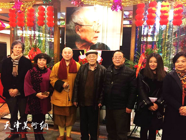 孙其峰先生家人长子孙长康、三子孙季康、三媳白素兰携孙欣与史玉等来宾在一起。