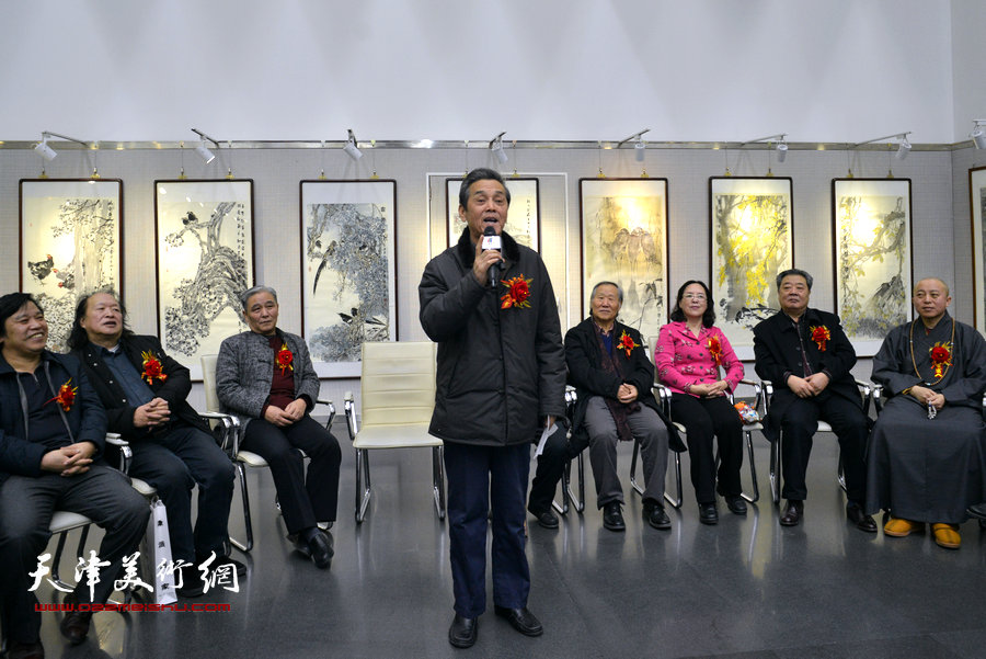 天津市美术家协会名誉主席曹德兆宣布展览开幕