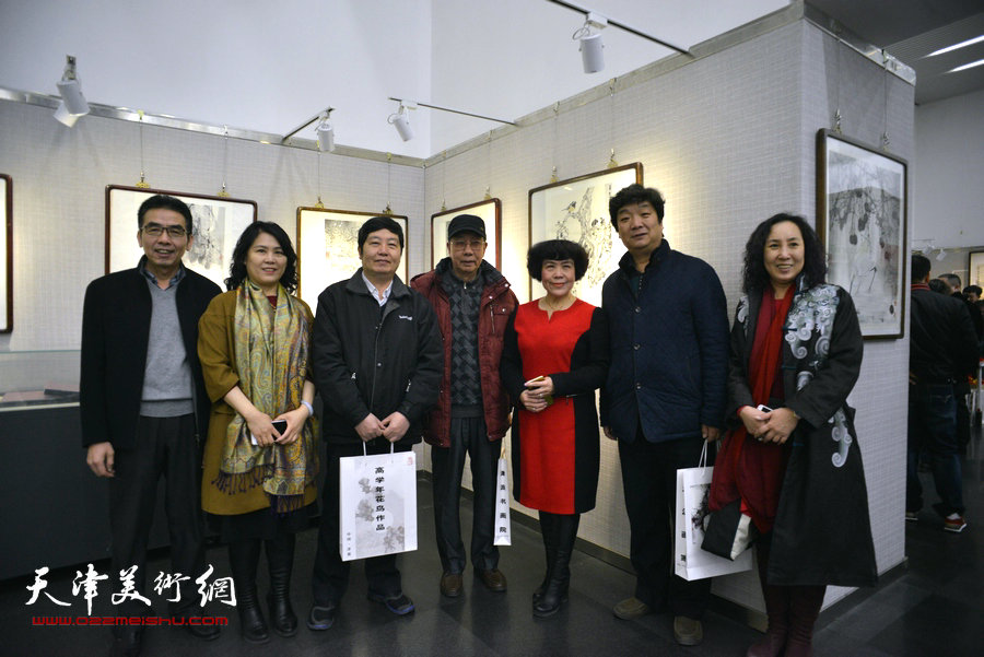 史玉与曹剑英、王惠民、翟洪涛在画展现场。
