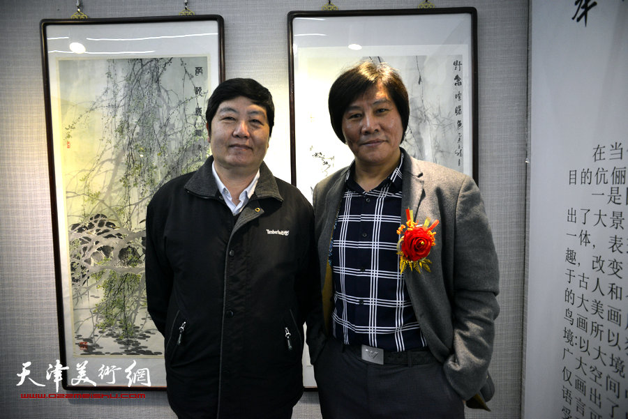 高学年与王惠民在画展现场。
