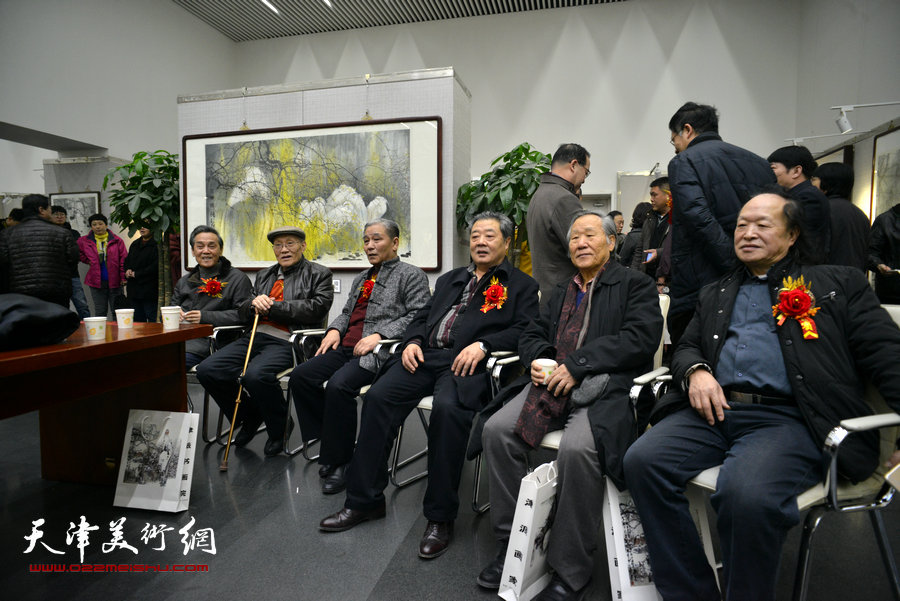 左起：曹德兆、孙长康、马志明、王其华、姬俊尧、刘家栋在画展现场。