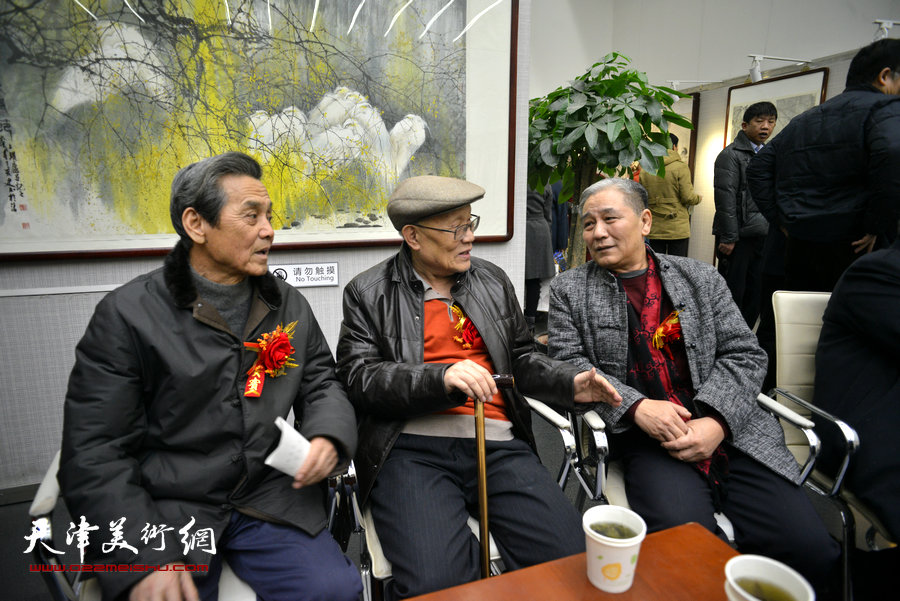 左起：曹德兆、孙长康、马志明在画展现场。