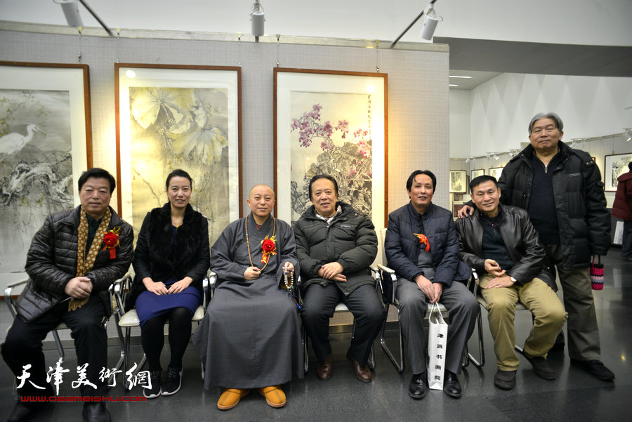 左起：杨建国、智如法师、纪荣耀、杨永茂、刘振江、韩三群在画展现场。