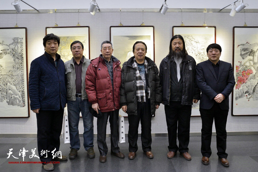 左起：翟洪涛、刘绍斌、曹剑英、纪荣耀、梁旭华、高原春在画展现场。
