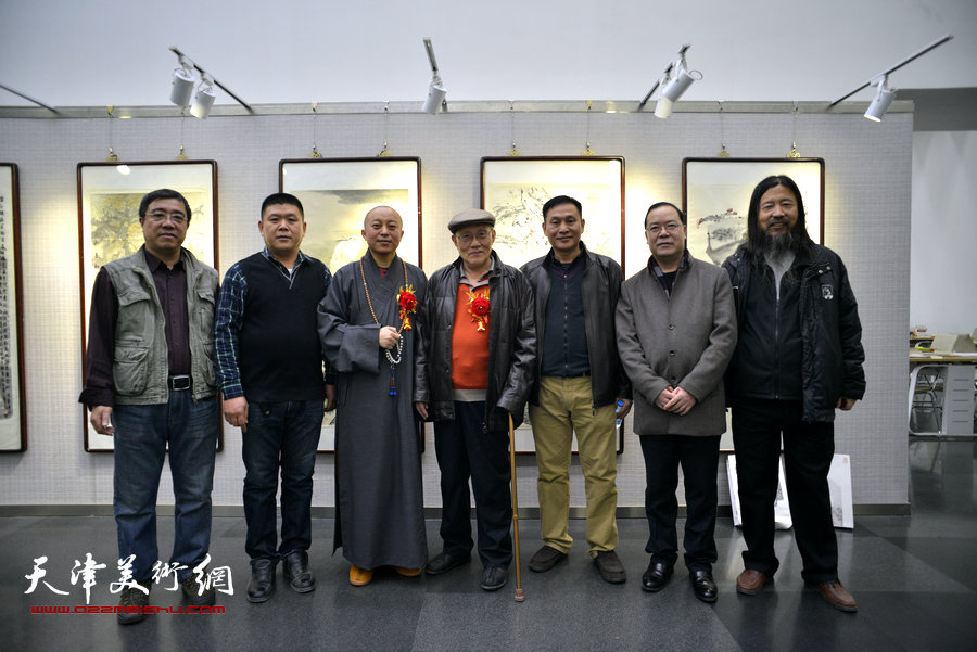 左起：刘绍斌、周连起、智如法师、刘振江、杨长曙、梁旭华在画展现场。