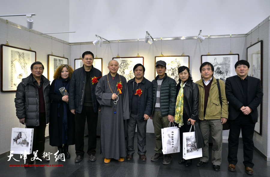 左起：戴照林、赵新立、潘津生、智如法师、李耀春、张玉忠、张荷芝、王文元、高原春在画展现场。