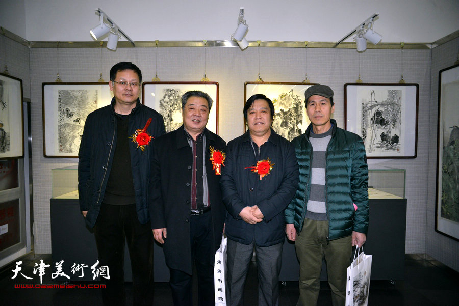 左起：潘津生、王其华、李耀春、张玉忠在画展现场。