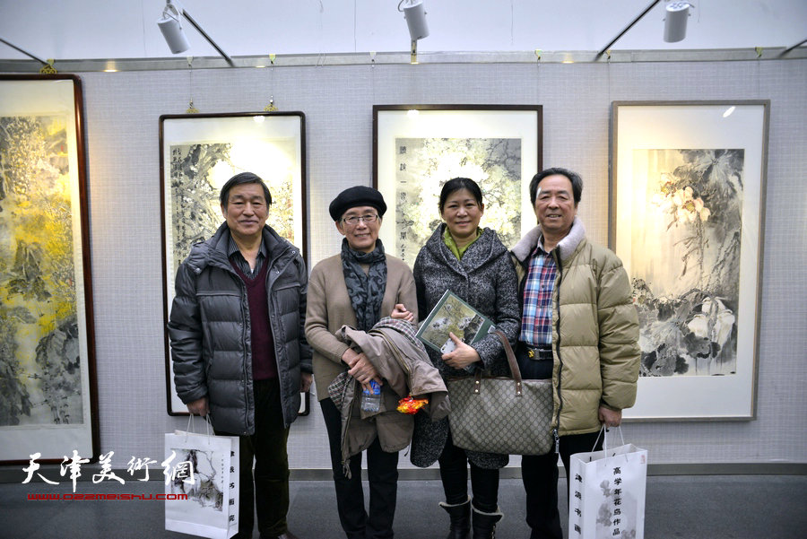 左起：戴照林、萧惠珠、石伟、王寅在画展现场。