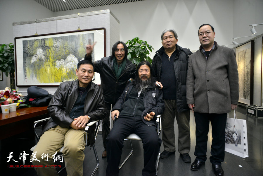 左起：刘振江、卢津艺、梁旭华、韩三群、杨长曙在画展现场。