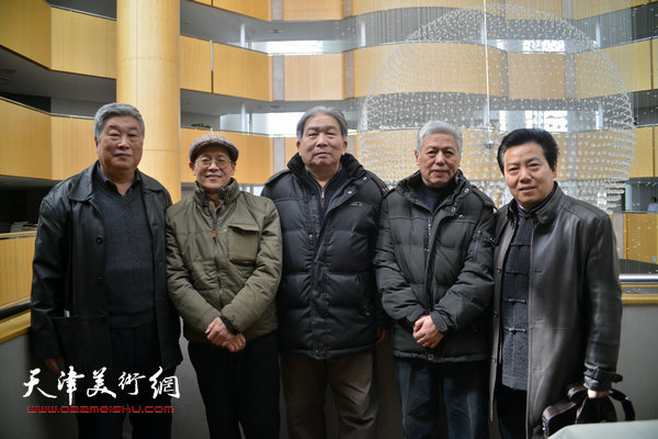 左起：靳吉顺、尚金声、韩三群、王东生、李锐钧在活动现场。