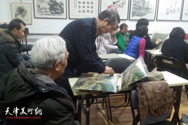 天津粉画学会举办首次培训活动