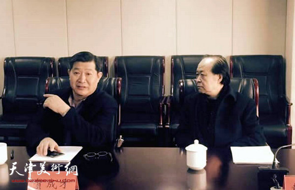 北京美协驻会副主席、兼秘书长贺成才、北京美协理事、南海画院院长戴振宇在座谈会上。