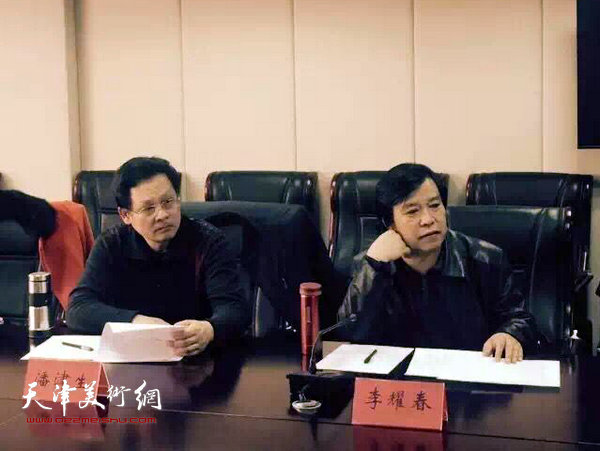 天津市美协秘书长李耀春、天津市美协副秘书长潘津生在座谈会上。